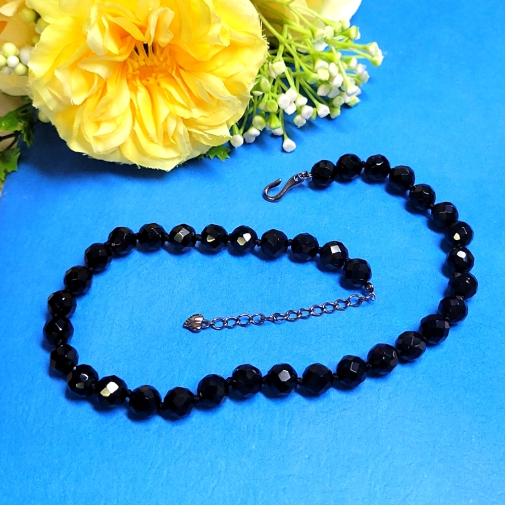 🌷3/$25 Carolee faceted black beaded necklace